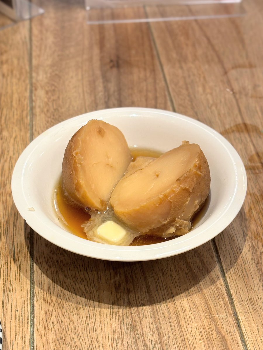 mensestedaisuki's tweet photo. 本日は北新地でご飯！

某おにぎり屋さんにて、
おにぎり各種、おでんじゃがバター、ガリ穴子、おでん各種を、お酒と共に胃に流し込みー

美味しくて満足！
新地の同伴たくさんなのも頷けるコスパの良さでした
またいくぜ！！ https://t.co/95qdo8WHHN