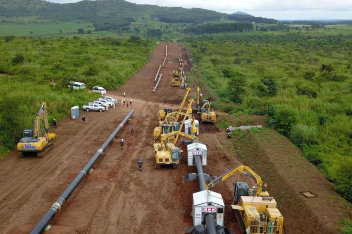 Alessandro7596's tweet photo. Development in the Albertine Graben is split into two massive upstream extraction projects feeding into a shared downstream transport network:The Tilenga Project: Operated by TotalEnergies in the Buliisa and Nwoya districts. It features roughly 400 wells drilled across 31 locations, aiming to pump 190,000 barrels per day at peak production.The Kingfisher Project: Operated by CNOOC on the southeastern bank of Lake Albert in Kikuube district. The facility is over 99% complete and targets a peak output of 40,000 barrels per day.East African Crude Oil Pipeline (EACOP): A 1,443-kilometre electrically heated pipeline that connects the Albertine fields to the marine terminal at the Port of Tanga, Tanzania. It is currently 84% complete.Uganda Oil Refinery: A planned 60,000 barrel-per-day facility located in Kabaale village, Hoima. It will refine a portion of the Albertine crude for domestic and regional usage.