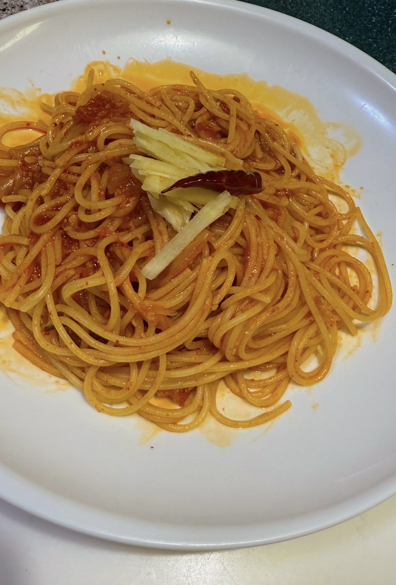 SHIGE0925's tweet photo. 今日の夕飯はキムチのアラビアータ🍝

上に乗ってるのは針生姜でアクセントに

 #飯テロ https://t.co/6C8gPy5pNk