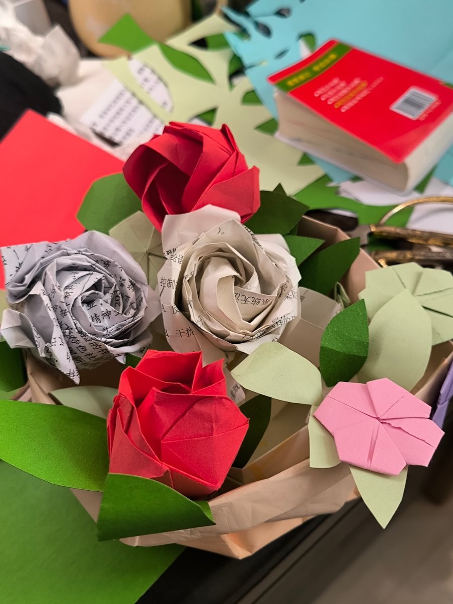 MeredithSa64344's tweet photo. [Morning craft fun with my little artist! We’re making paper flowers together—she says they’re “the prettiest ones for Mommy.” ]， https://t.co/DLNWPwn34i