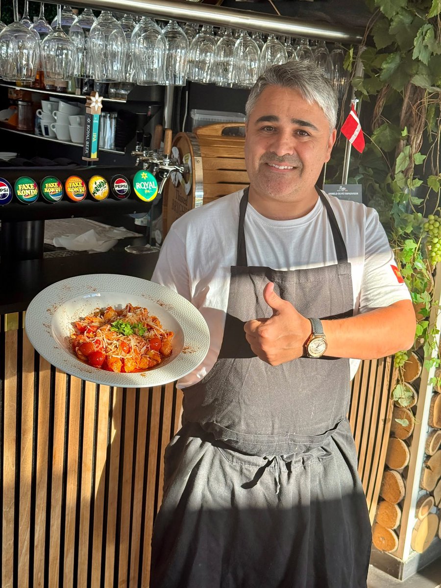 PortoThisted's tweet photo. Når kokken selv giver tommelen op, ved du det er noget særligt. 👨‍🍳

Håndlavet pasta, søde cherrytomater, friskrevet parmesan — plateret med hjertet.

Det er retten, du snakker om resten af ugen.

Book bord i aften 🍅 https://t.co/T5O9fqjydV

#PortoThisted #Thisted https://t.co/yAYS74EoRj
