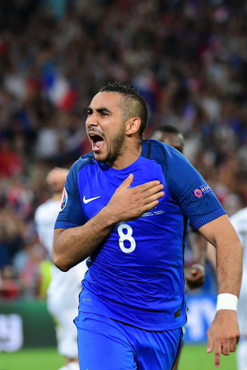_BeFootball's tweet photo. 🚨 Le journal @lequipe ÉNUMÈRE LES TRANSFERTS AVORTÉS DU PSG AVANT YAN DIOMANDÉ 🇨🇮 ! ❌

▫️2011 : Dimitri Payet 🇫🇷 annonce vouloir rejoindre Paris mais l’ASSE refuse une offre. Il signe à Lille, le PSG et Leonardo se positionnent finalement sur Menez.

▫️2015 : Memphis Depay 🇳🇱 est intéressé par l’idée de rejoindre Paris, mais Louis van Gaal le convainc de le rejoindre à Manchester United

▫️2019 : Frenkie de Jong 🇳🇱 rejoint le Barça après avoir pourtant nourrit l’envie de rejoindre le PSG, et sur conseil de Kylian Mbappé

▫️2022 : Robert Lewandowski 🇵🇱 aurait pu signer à Paris et former un duo avec Mbappé. Cette idée est vendue au Français pour le convaincre de prolonger. Fini le bling bling, c’est finalement Ekitike qui débarque 

▫️2024 : malgré des discussions avec Luis Enrique et Campos, et une offre « incroyable », Joshua Kimmich 🇩🇪 finit par rester au Bayern Munich

▫️2024 : tout a capoté à la dernière minute pour Cherki, avec qui tout était bouclé.

Supporters parisiens, quel est votre plus grand regret ?