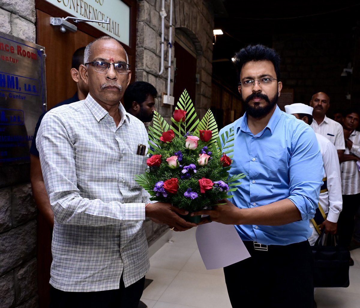 CollectorGuntur's tweet photo. ఆంధ్రప్రదేశ్ ప్రభుత్వం యువజన సర్వీసుల శాఖ జారీ చేసిన జి.ఓ.ఎం.ఎస్. నెం.47, తేదీ 24-07-2026 మేరకు పదవీ విరమణ వయస్సును 60 సంవత్సరాల నుంచి 62 సంవత్సరాలకు పెంచిన నేపథ్యంలో, శ్రీ పి.వి.ఎన్. సత్యనారాయణ గారు సోమవారం గుంటూరు జిల్లా **STEP కార్యాలయం ముఖ్య కార్యనిర్వహణాధికారి (CEO)**గా బాధ్యతలు స్వీకరించారు.

బాధ్యతలు స్వీకరించిన అనంతరం శ్రీ పి.వి.ఎన్. సత్యనారాయణ గారు గుంటూరు జిల్లా కలెక్టర్ శ్రీ సి.యం.సాయికాంత్ వర్మ గారిని మర్యాదపూర్వకంగా కలిశారు.
#STEPGuntur #CEOStepGuntur #CollectorGuntur #Gunturupdates