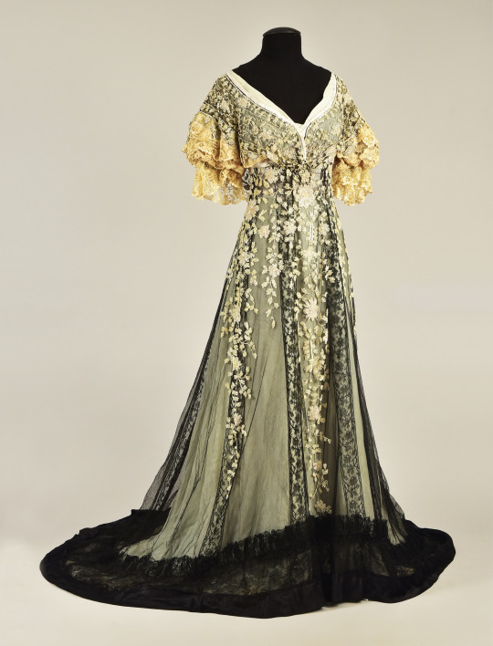 wikivictorian's tweet photo. Evening dress of Consuelo Vanderbilt attributed to Callot Soeurs, 1907. Whitaker Auctions. https://t.co/EQskSvy7uK