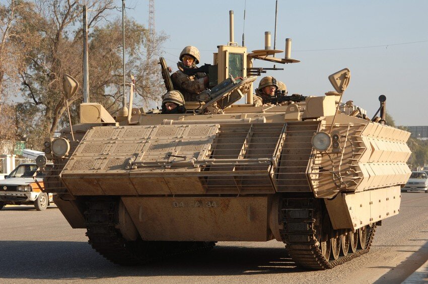 CerfiaFR's tweet photo. 🇬🇧 🍺🪖 FLASH | Deux soldats britanniques ont été arrêtés après avoir volé un véhicule blindé Bulldog de 15 tonnes à la sortie d'une soirée alcoolisée.

Ils ont effectué un rodéo à proximité de leur caserne, détruisant plusieurs véhicules avant de garer tranquillement le blindé… puis de retourner dormir dans leurs quartiers. Aucun blessé n'est à déplorer. (The Telegraph)