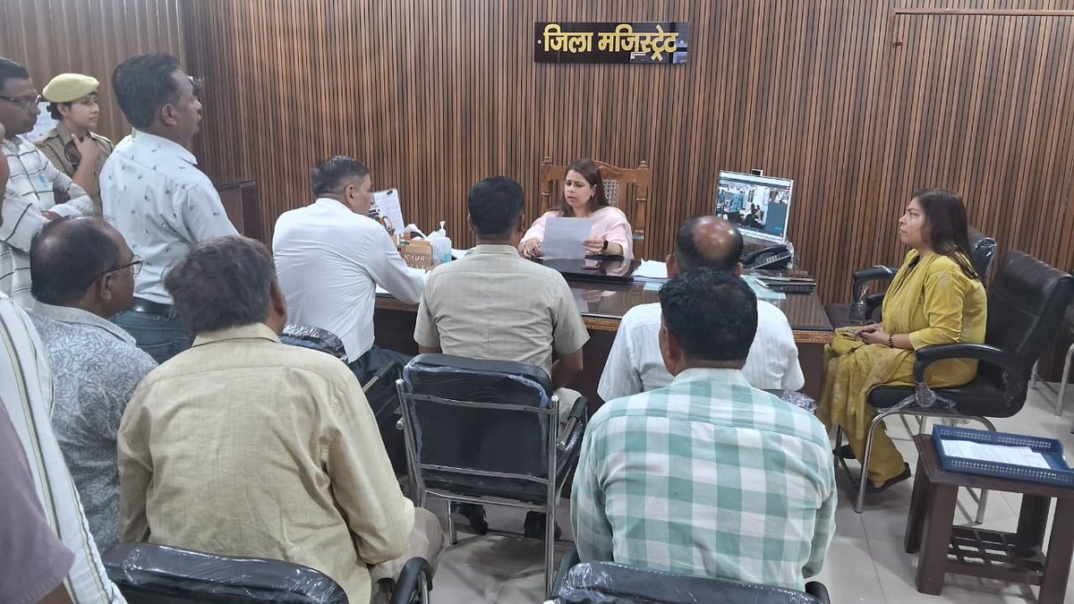 dmbijnor's tweet photo. आज 27 जुलाई, 2026 को कलक्ट्रेट कार्यालय में जनसामान्य की शिकायतों को सुना गया तथा शिकायतों का समयबद्ध व गुणवत्तापूर्ण निस्तारण कराये जाने हेतु सम्बन्धित को निर्देश दिये गये। https://t.co/TIAsBD2tLN