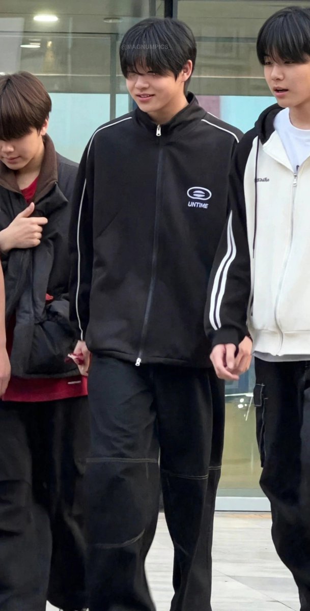 magnumpics_'s tweet photo. PICS of Nike Shoes Boy without a mask, a possible member of the YG NEW BOY GROUP. His beauty is insane; he's going to attract a lot of attention from the public with his unusual look. https://t.co/OEfPDLHMyv
