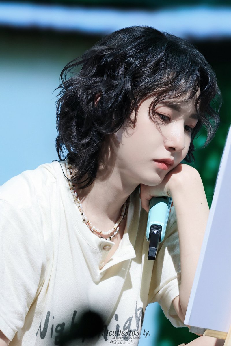 dindin0323's tweet photo. You seem pretty sad for a girl so in love https://t.co/pCYxn16Oaf