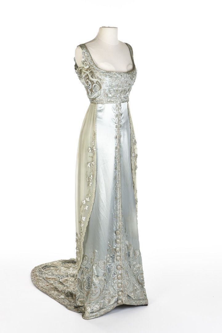 wikivictorian's tweet photo. Court dress, 1908-10. Enchères Sadde. https://t.co/43zP83MbIR