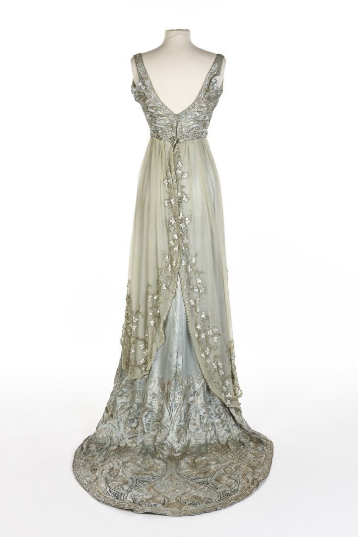 wikivictorian's tweet photo. Court dress, 1908-10. Enchères Sadde. https://t.co/43zP83MbIR