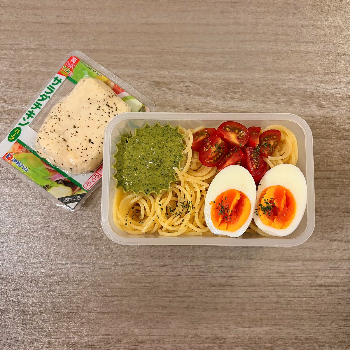 ai45_zip's tweet photo. 冷製パスタ弁当🍝
お母さんが庭に生え散らかしてる大葉でジェノベーゼ的なものを作ってくれた。 https://t.co/twvSFC048z