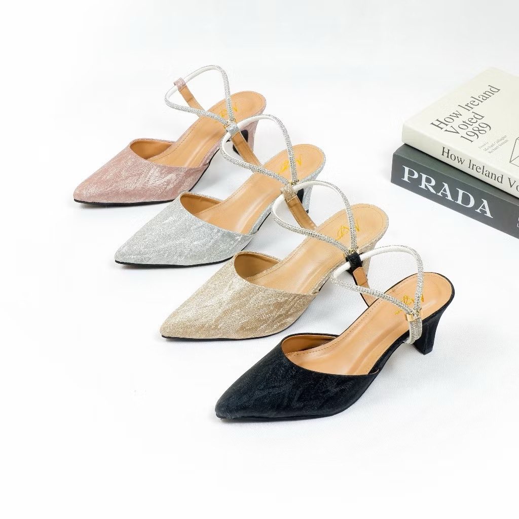 koikorooo's tweet photo. BIG SIZE GIRLS, KUMPUL SINI !!!😭🤍

nyari heels cantik ukuran 40-44 tuh susahnya minta ampun. Giliran nemu, modelnya bagus + empuk pula?? 😭✨ https://t.co/uVQOs4kZrM