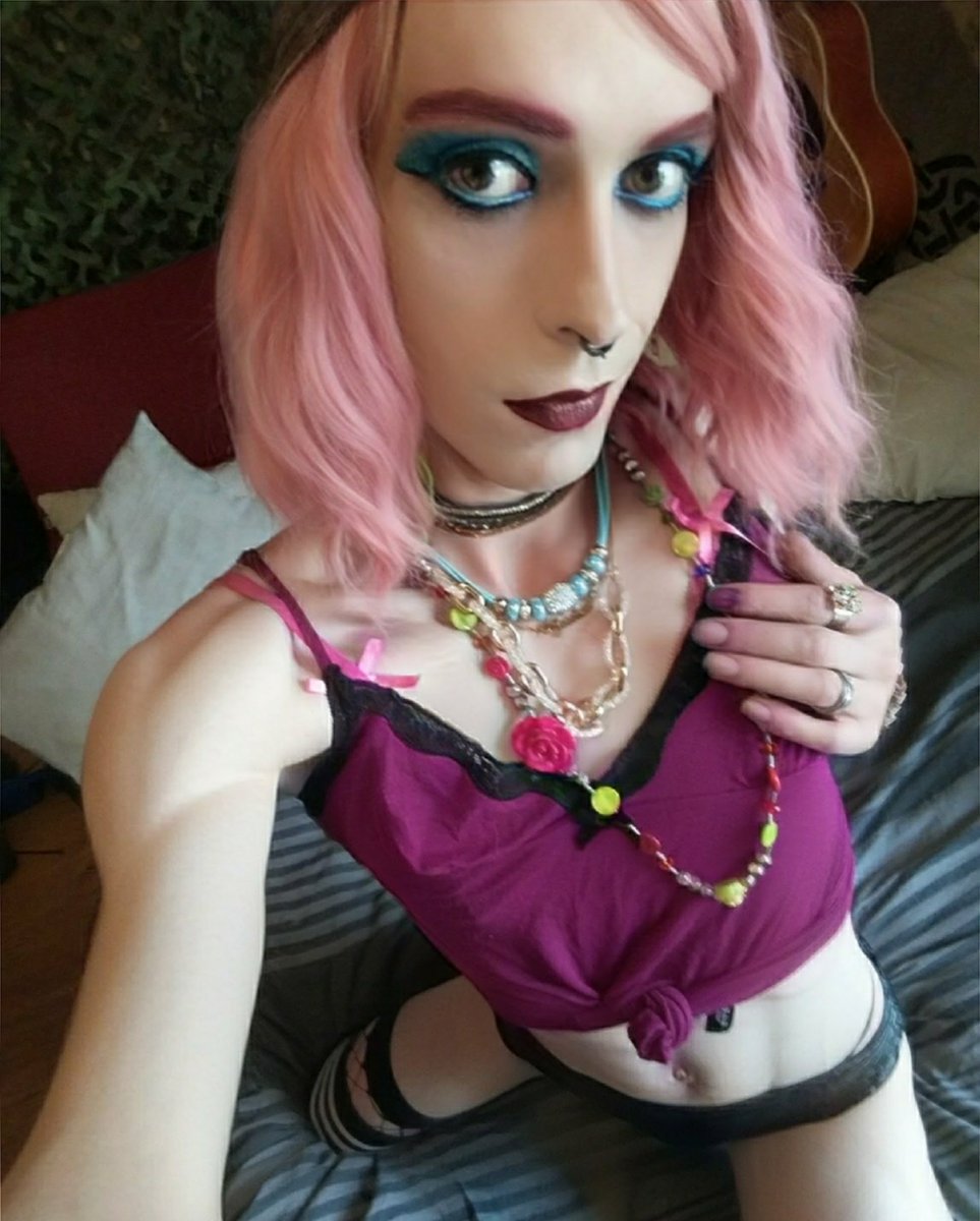 jessysky666's tweet photo. mes cheveux roses me manque ^^" je pense que je refait une colo tres bientot :p https://t.co/QtRdpg30Wu