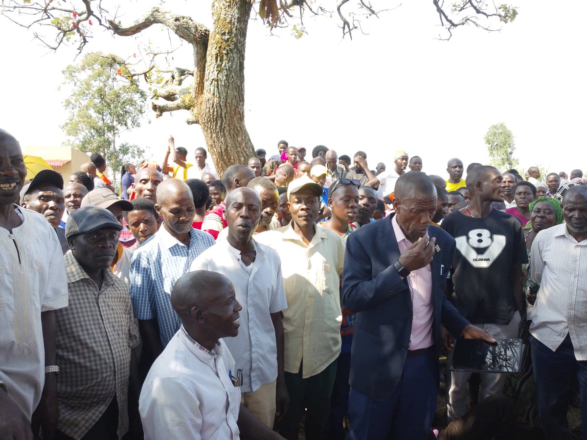 940TayariFM's tweet photo. Residents of Rucence, Kanyabwanga, Ruhinda North, Mitooma district were delighted after receiving the long waited hoes donated by government to all parishes in the district. All other parishes had received the donation except Rucence parish, not until Rt. Hon. Thomas Tayebwa came to their rescue and on 26. 7. 2026 Mr. Ainomigisha Alex, P.A to hon. Thomas together with the sub county and parish chief, gave out hoes to all the expected beneficiaries. This is aimed at eradicating poverty and promoting agriculture. The subcounty chief paddy kayondo requested all people to vote for NRM flag bearers as their chairpersons for better service delivery.
📸 Laura K
#Tayarifmupdates