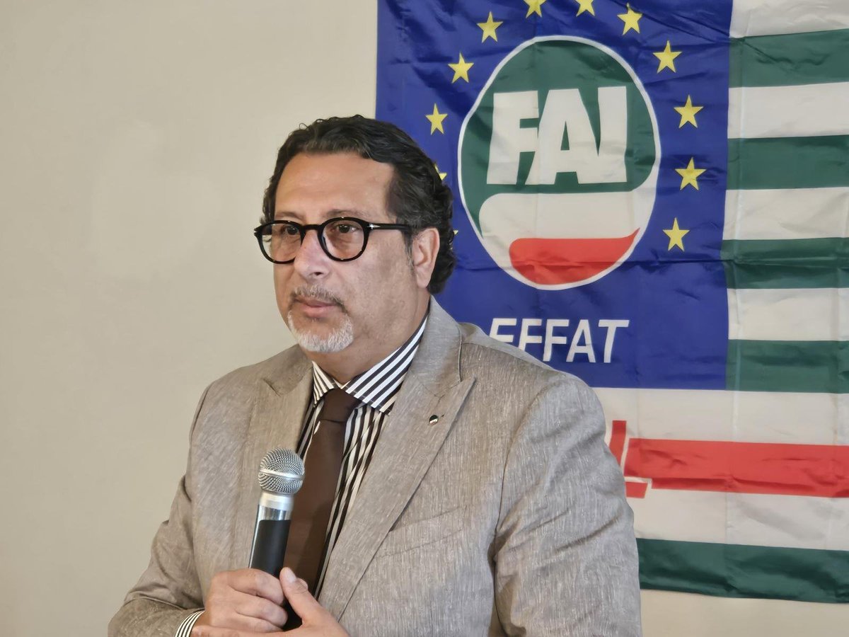 fai_cisl's tweet photo. Consiglio Generale Fai Cisl Alessandria Asti, Stefano Calella eletto Segretario Generale, in Segreteria al suo fianco Annalisa Minetto e Gabriele Giusto. Auguri di buon lavoro da Antonio Castellucci e tutta la Federazione 💪
👇
Rinnovi contrattuali nell’agroalimentare, partecipazione dei lavoratori, contrasto al caporalato, emergenza incendi: questi i temi principali discussi oggi al Consiglio Generale della Fai Cisl Alessandria Asti, con l'apertura dei lavori da parte del Reggente della Fai territoriale Enzo Medicina, alla quale sono seguiti gli interventi del Segretario Generale della Federazione regionale Emilio Capacchione e del Segretario Generale della Ust Cisl Marco Ciani. Ha partecipato ai lavori il Segretario Generale della Cisl Piemonte Luca Caretti, mentre le conclusioni, dopo un ampio dibattito, sono state affidate al Reggente nazionale della Fai Cisl Antonio Castellucci.
➡️ Una giornata importante di confronto e ascolto sulle priorità del lavoro agroalimentare e ambientale, in cui Castellucci ha rimarcato il ruolo strategico della Federazione nel governare attivamente, con dialogo sociale, responsabilità e protagonismo sindacale, le transizioni in corso sul versante digitale, ambientale, demografico e organizzativo.
➡️ Tra i temi affrontati, anche il positivo rinnovo, la scorsa settimana, del contratto regionale dei quadri e impiegati agricoli, che in Piemonte coinvolge migliaia di lavoratori e lavoratrici.
➡️ Tra i punti all’ordine del giorno, l’elezione del nuovo Segretario Generale della Federazione territoriale. Alla guida della Fai Cisl Alessandria Asti è stato eletto Stefano Calella, mentre come componenti di Segreteria sono stati eletti Annalisa Minetto e Gabriele Giusto. Castellucci ha rivolto loro, a nome di tutta la Fai, i migliori auguri di buon lavoro, mentre un sentito ringraziamento è stato rivolto al Reggente uscente, Enzo Medicina, per il lavoro svolto in questi anni con competenza, passione e attenzione al territorio.
#lavoro #agroalimentare #ambiente #sindacato #partecipazione