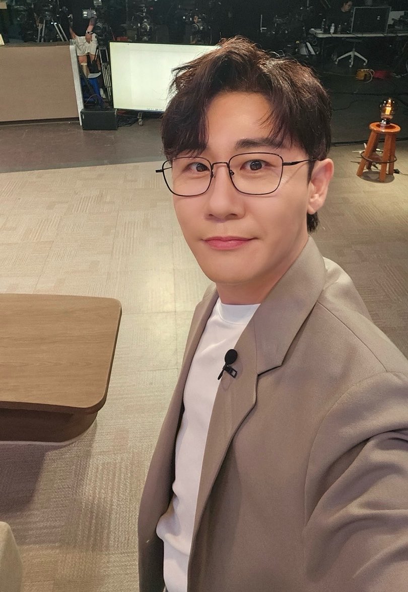 YOUNGTAK_ABYSS's tweet photo. 오늘 수업은 어땠어? 🧐💙
    
260727 tvN 벌거벗은 세계사
    
#영탁 #YOUNGTAK
#벌거벗은세계사 https://t.co/fltxbCznDu