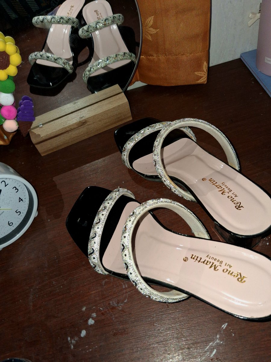 jjakelande's tweet photo. @UNDIP_FESS heels nih kak, 45k aja baru sekali pake https://t.co/HvVZvkKE9Z