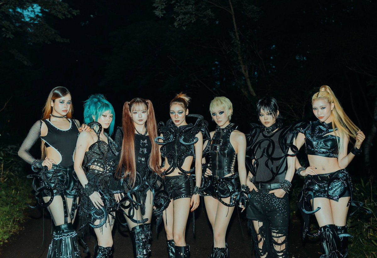 lilmchantx's tweet photo. 真っ黒メシルバーのお衣装姿、マスカラ期と比べると脱皮と進化しまくってて息止まる笑　
ヒトカゲとリザードンの進化くらい違う https://t.co/BjdXPZ2nG9