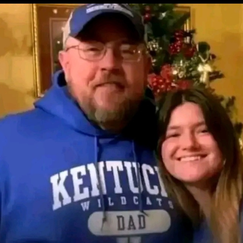 feelgoodtale's tweet photo. In 2015, school principal Jason Smith met a 12-year-old girl named Raven. She was sitting outside his office after being suspended from the sixth grade.

"She looked like such a sweet, innocent child, sitting there feeling down," Jason said. "I asked her what had happened, and she told me she threw a cup of yogurt at lunch and got suspended. She was just waiting to be picked up."

Jason asked if she would ever throw food in a restaurant, and Raven told him she’d never been to one. She also explained that she didn’t really have a family, as she had spent most of her life living in group homes and moving around in the foster care system.

Jason felt like Raven really needed something good to happen to her for once. "She needed someone to help her," he said.

Jason and his wife, Marybeth, had struggled with infertility for a long time. The moment they met Raven, they both knew she was meant to be part of their family. Raven was grateful to find a loving home, and today, she’s studying social work at the University of Kentucky.

Credit to the respective owner.