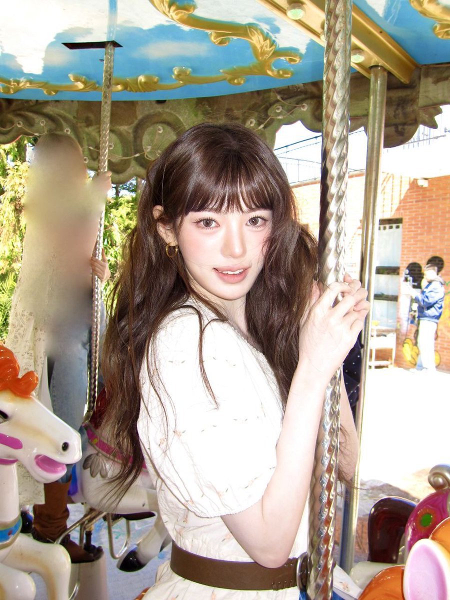 Lceesui's tweet photo. the merry-go-round keeps its gentle promise: another turn, another fleeting moment to hold onto. 🎠 🎡🎢 https://t.co/zQMKE0EgUy