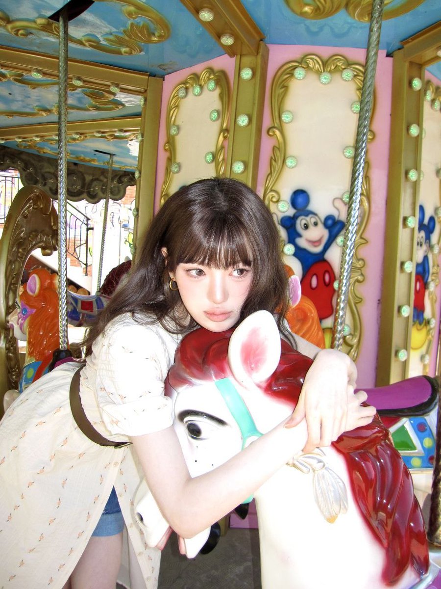 Lceesui's tweet photo. the merry-go-round keeps its gentle promise: another turn, another fleeting moment to hold onto. 🎠 🎡🎢 https://t.co/zQMKE0EgUy