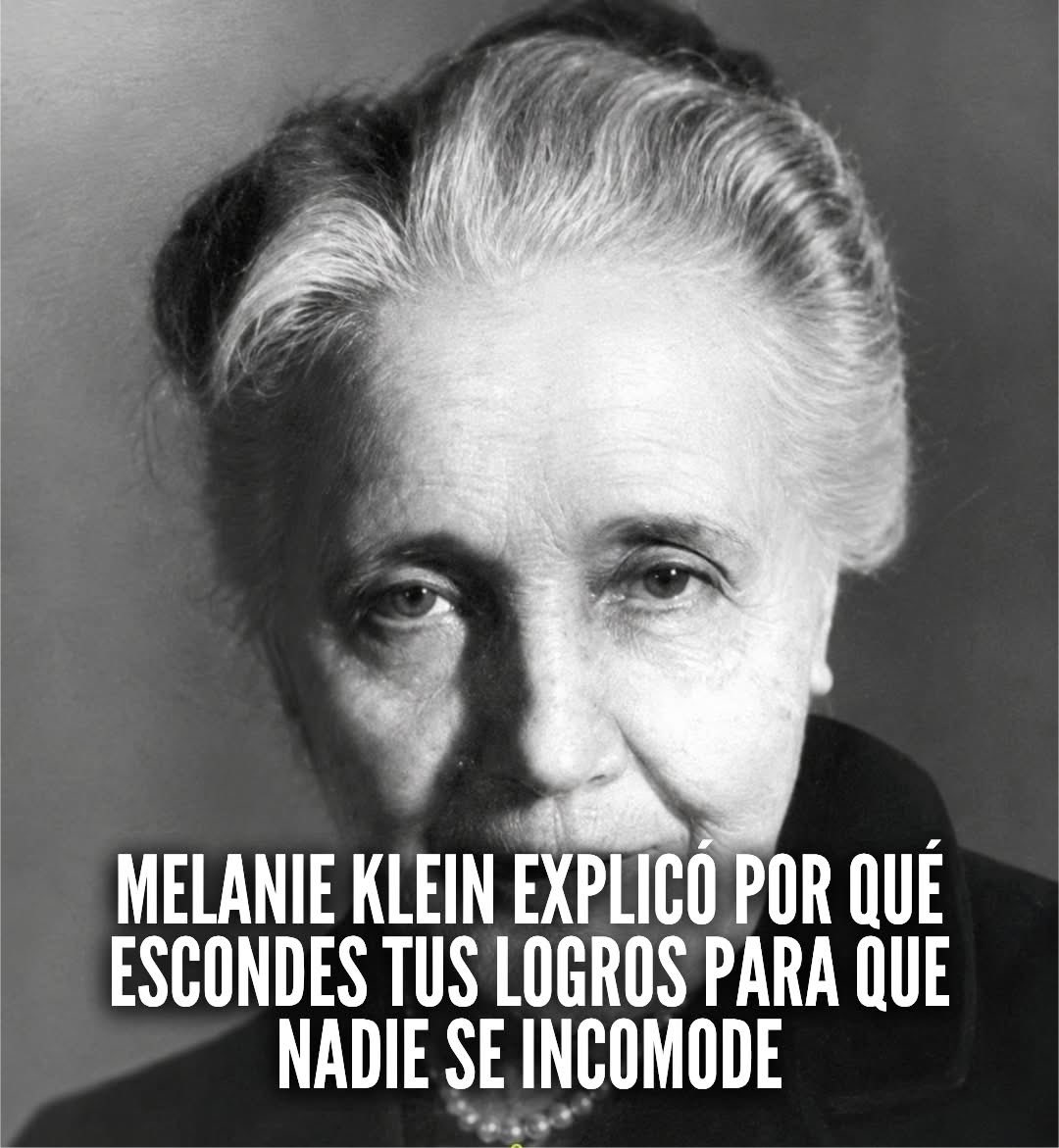 musicandsoularg's tweet photo. Buenos días ☀️ 

MELANIE KLEIN EXPLICÓ POR QUÉ ESCONDES TUS LOGROS PARA QUE NADIE SE INCOMODE 

Muchas personas brillan en voz baja:

"Me fue increíble... y lo conté como si nada, minimizándolo." "No publiqué mi logro: no quiero que piensen que presumo." "Cuando me va bien, me da culpa contarlo. Casi pido perdón."

Y les dicen:

"Qué humilde eres, así se debe." "Mejor: la gente es muy envidiosa." 
"El que presume, provoca."

Pero Klein identificó lo que de verdad opera bajo esa "humildad".

No estás siendo modesto.

Le tienes miedo a la envidia. Y aprendiste a desactivarla achicándote.

Klein estudió la envidia como pocas personas y descubrió su otra cara: el miedo a SER envidiado. Si en tu historia lo bueno tuyo despertaba ataques el comentario ácido de la familia, la amiga que se enfriaba con tus éxitos, el "ya te crees mucho" aprendiste la lección temprano: brillar es peligroso; lo bueno atrae dardos. Y desarrollaste el seguro perfecto: esconder el logro, minimizarlo, hasta arruinarlo un poco tú primero ("sí gané, pero fue suerte, y además estoy cansadísimo") para que nadie sienta el piquete... y no te lo cobre. Funciona, sí. Cobrando una prima carísima: vives tus triunfos a media luz, pidiendo perdón por lo que deberías celebrar.

La idea incómoda es esta:

Minimizar tus logros no es humildad: es un impuesto que le pagas a la envidia ajena (real o esperada). 
Achicarte no protege tu luz: la confisca y encima entrena a todos a que tu éxito no se celebra. 
Y la envidia del otro es asunto DEL OTRO: administrársela apagándote es hacerle terapia gratis con tu vida.

Pero aquí está lo importante:

No tienes que volverte presumido: tienes que dejar de esconderte. El punto medio existe y se entrena: comparte el logro completo con tu gente segura (esa que sí celebra: identifícala, es tu público VIP y ahí se cuenta TODO con emoción), y con el resto, compártelo sereno y sin disculpas sin inflarlo, pero sin el "fue suerte" ni el descuento automático. Si a alguien le pica, obsérvalo con compasión y distancia: su piquete habla de su carencia (tú lo sabes: también has sentido envidia), no de tu obligación de apagarte. Brillaste porque trabajaste. Celebrarlo no es agresión: es justicia. Y cada vez que cuentas un logro sin encogerte, le enseñas al mundo y a la parte tuya que aprendió a esconderse que lo bueno ya se puede vivir a plena luz.

📚 Klein, M. (1990). Envidia y gratitud. En Obras completas (Vol. 3: Envidia y gratitud y otros trabajos). Paidós. (Trabajo original de 1957)