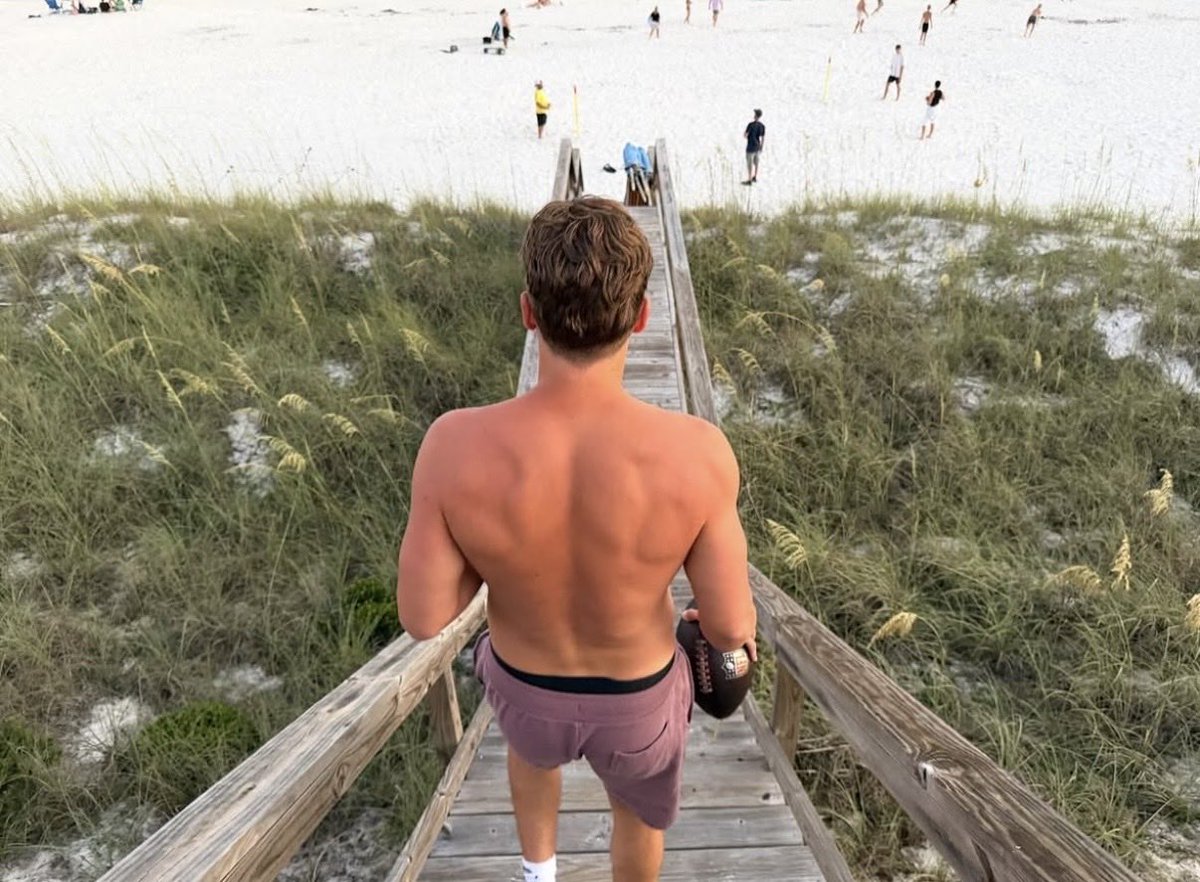 sillygirl4everr's tweet photo. JOE BURROW BACKSHOTS https://t.co/RNRH06Iqb0