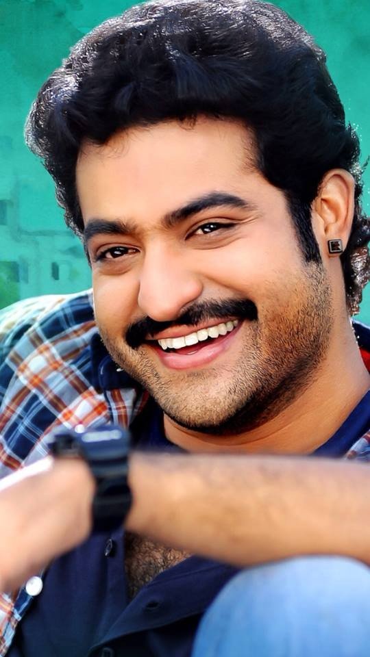 SolidLover123's tweet photo. Peak Looks of @tarak9999 Got wasted by two Dibacles #RamayyaVasthavayya #Rabhasa 😭😭
Ee looks tho Manchi Lovestory Or Family entertainers padalsindi ☹️ https://t.co/y5AbZz2E6F