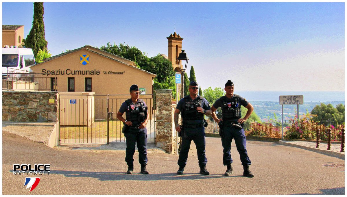 PoliceNat2B's tweet photo. Incendie Biguglia🔥| @PoliceNat2B et #CRS 47🚓mobilisées depuis samedi sur l’incendie de #Biguglia et #furiani :
🚧 périmètres de sécurité pour faciliter l’intervention des secours
⛔accès à la route de Sainte Lucie
⚠️ Signalez toute fumée ou départ de feu ➡️☎️ 18 ou 112 https://t.co/ucNxXEdlQv
