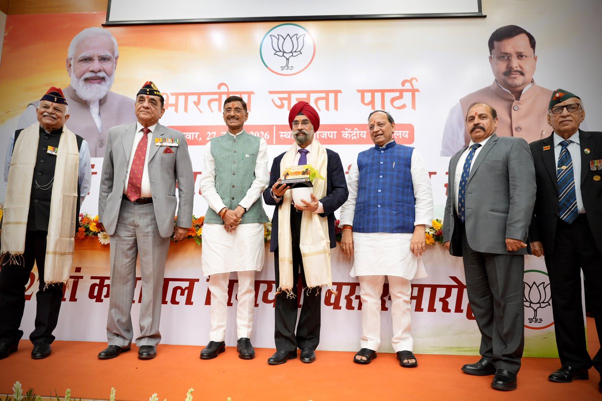 TawdeVinod's tweet photo. नई दिल्ली स्थित भाजपा मुख्यालय में आयोजित 37वें कारगिल विजय दिवस समारोह में माननीय केंद्रीय रक्षा राज्यमंत्री @SethSanjayMP जी, संगठन में मेरे वरिष्ठ साथी राष्ट्रीय महामंत्री @ArunSinghbjp जी एवं पार्टी के कार्यकर्ता शामिल हुए।

कार्यक्रम में कारगिल के सेनानियों एवं उनके परिजनों का सम्मान कर राष्ट्रसेवा के प्रति उनके जज्बे को सभी ने सलाम किया। कारगिल विजय दिवस हमारी सेना के अदम्य साहस, अटूट समर्पण और अजेय शौर्य का विजयोत्सव है।