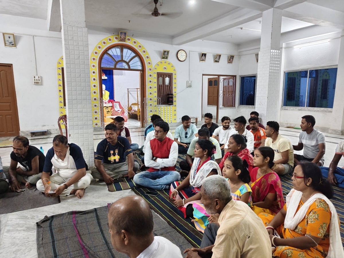 Rajibroybjp's tweet photo. গুরুপূর্ণিমা উপলক্ষে বনগাঁ ৭ নম্বর ওয়ার্ড রামকৃষ্ণপল্লী শ্রী শ্রী রামকৃষ্ণ মন্দিরে আলোচনাসভায় উপস্থিত ছিলাম 🙏
@BJP4Bengal @Amitava_BJP @SuvenduWB @SamikBJP @Debdas4Bjp @Shantanu_bjp @IndranilKhan https://t.co/5p68v2ygu6