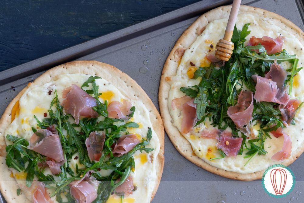 twofoodies's tweet photo. Hay ingredientes que simplemente nacieron para estar juntos: ricotta cremosa, prosciutto, arúgula y una buena miel picante. Estos flatbreads están listos en unos 15 minutos y parecen sacados de un restaurante. ¿Los servirías como entrada o como cena?

https://t.co/ejw0YgxzVP https://t.co/CC5xKeO8V0