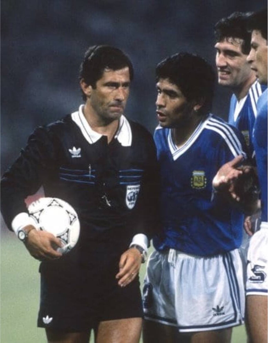 vulgarcite's tweet photo. LA HISTORIA SE REPITE
1990: el árbitro Codesal se retira luego de robarle la final a la Argentina 💸
2026: el árbitro Vincic se retira luego de robarle la final a la Argentina 💸
¿Qué ca$ualidad, no? https://t.co/MIhaRRnOH3