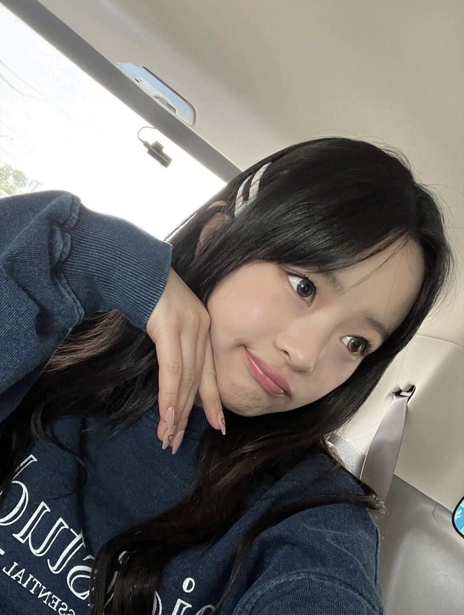 NWJNS_HANNl's tweet photo. 저 귀여운 것 같아요?🤗

🎀 .. 
#하니 #HANNI #范玉欣 #PhạmNgọcHân #엔제이지 #NWJNS #NewJeans https://t.co/w2z3B1ws0n