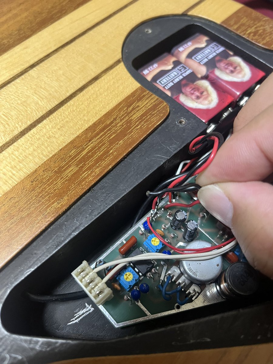 soundlive's tweet photo. ベースの音が鳴らなくなった。
↓
ワイヤレスの電池替えてみた
↓
鳴らない
↓
ベースの9V替えてみた
↓
鳴らない
↓
ケーブル変えてみた
↓
鳴らない
↓
エフェクター類を疑う
↓
問題ない
↓
別のベースを試す
↓
鳴った
↓
ベースの基盤チェック
↓
マヂかよ・・・
↑
今ココ😭 https://t.co/ADzreBP6I4