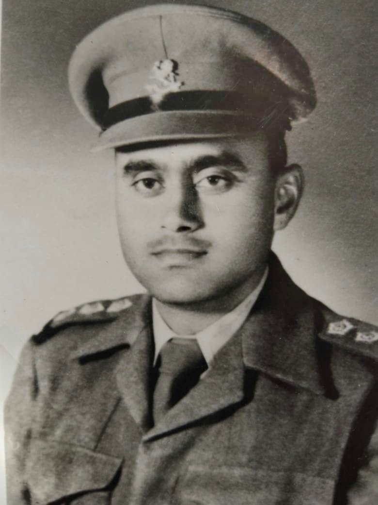 jai_samota's tweet photo. Till the Kargil war, bodies of our soldiers who were killed in action were not sent home but cremated in the battlefield. But one such instance happened in 1963, when a soldier's remains were sent to his native. Thousands of people gathered in Jodhpur on February 18, 1963. It was not a celebration or an occasion but it was the last journey of a national hero, who we all know as Major Shaitan Singh, PVC, the hero of Chushul. (1/n)