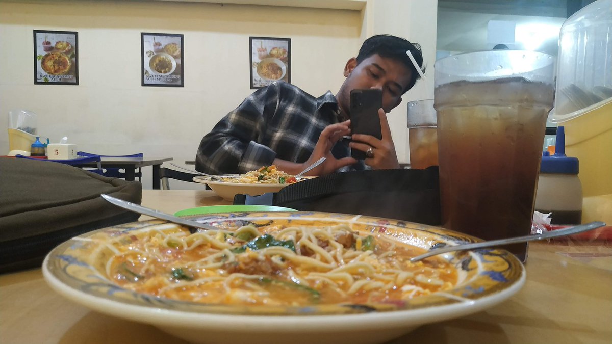 almubarak's tweet photo. Bagi kalian yang di Surabaya dan kangen mie Aceh tapi dengan citarasa tidak biasa, bisa mampir ke Suk Asin Mie Kocok Aceh. Pemiliknya seorang Tionghoa yang mengaku pernah lama tinggal di Meulaboh, Aceh Barat.

Oh ya, pak Suk Asin ini masih bisa bahasa Aceh. Dia paling senang kalau tamunya dari Aceh, bisa bercakap-cakap bahasa Aceh.