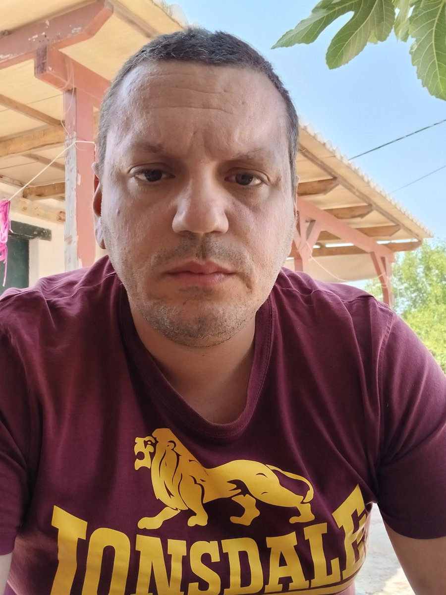 SteliosLkf's tweet photo. Η Ευρώπη, έχοντας αποκόψει τους δεσμούς της με την Ιερή Παράδοση και το αρχέγονο ηρωικό της πνεύμα, δεν παράγει πλέον Ιστορία, αλλά μια μηχανιστική ψευδαίσθηση "προόδου", καταναλώνοντας τα λείψανα του παρελθόντος της μέσα σε νοσηρή κατάσταση αργού θανάτου. Για τον άνθρωπο, ωστόσο, που παραμένει όρθιος ανάμεσα στα ερείπια, αυτή η ολική αποσύνθεση δεν αποτελεί λόγο για παθητική μοιρολατρία, αλλά το αναγκαίο κοσμικό σκηνικό για την εσωτερική αυθυπέρβαση και τη μετάβαση προς έναν νέο αναγεννησιακό κύκλο.