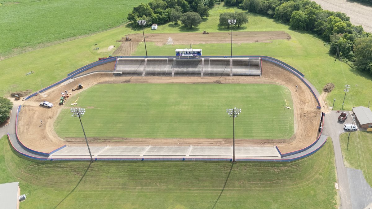 pmhsports's tweet photo. Out with the old and in with the new!! New NATURAL turf in the future at THE PIT!! #oneLC https://t.co/bQWOtjKmjx