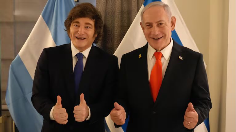 elianaichen's tweet photo. @edufeiok Esto es inconcebible, sacarse fotos con un Genocida https://t.co/erPqcbYTtJ