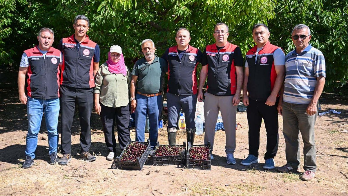kayseritarimorm's tweet photo. 📍KAYSERİ /Melikgazi 
 
İl Müdürümüz Sayın Bülent SAKLAV, İl Müdür Yardımcımız Mehmet DEMİRBAŞ, Bitkisel Üretim Şube Müdürümüz Ertan KARAKAYA ve İlçe Müdürümüz Murat ÜRKER ile birlikte Melikgazi İlçemizde üretimi yapılan kiraz hasadına katıldılar.
🍒 Üreticimizin taleplerini dinleyen İl Müdürümüz bereketli olmasını temenni etti.

@ibrahimyumakli @gokmen_cicek_ @BulentSaklav @TCTarim @kayserivaliligi