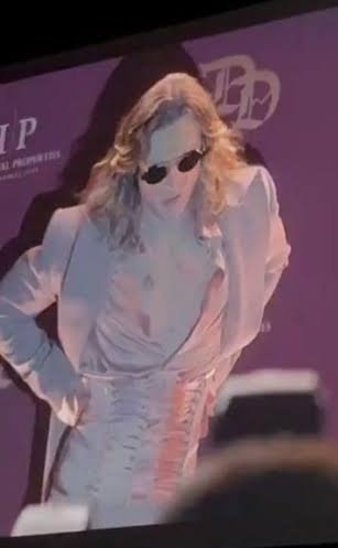 Lucyddreams's tweet photo. será que a madonna sabe que  ela é uma variante do lestat? https://t.co/nmTrORfGIU