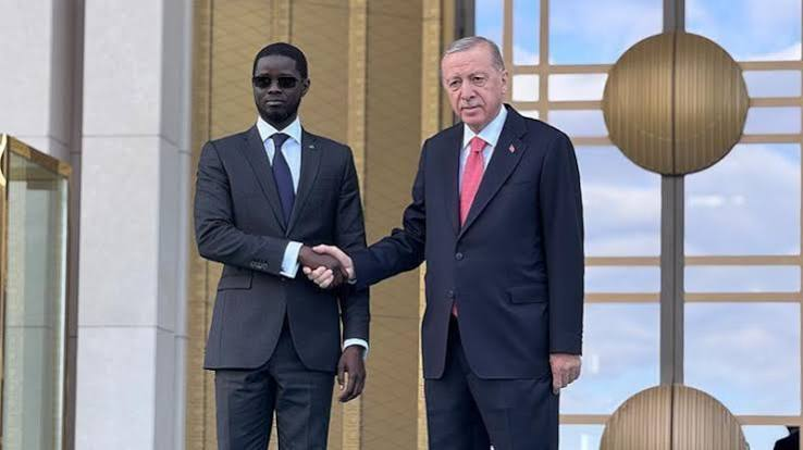 superhaber's tweet photo. Cumhurbaşkanı Erdoğan, Senegal Cumhurbaşkanı Bassirou Diomaye Faye ile bir telefon görüşmesi gerçekleştirdi.  Liderler, Türkiye-Senegal ikili ilişkileri ile bölgesel ve küresel konuları ele aldı.  

Cumhurbaşkanı Erdoğan görüşmede, iki ülkenin karşılıklı ticaret hacmi hedefine ulaşması için gayret göstermeyi sürdüreceğimizi, yatırım başta olmak üzere birçok alanda iş birliğinin geliştirilmesinin bu süreçte önemli olduğunu belirtti.