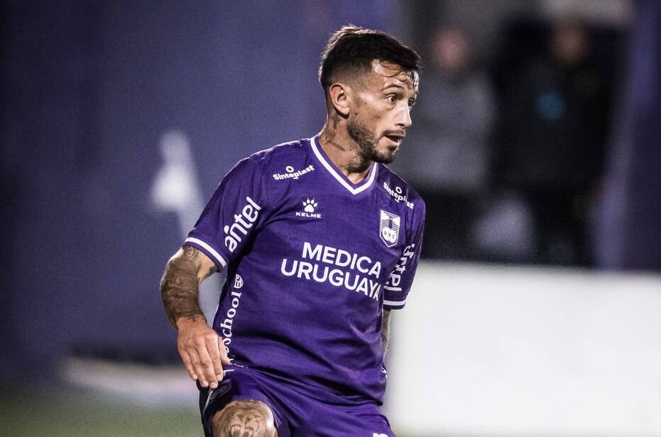 parrinaghi's tweet photo. 🚨 Brian Lozano es nuevo futbolista de Cerro Largo

➡️ El futbolista estampa su firma este lunes y quedará habilitado para jugar el fin de semana.

➡️ Sin embargo, viene arrastrando problemas físicos y su presencia frente a Peñarol está en duda.

@CarveDeportiva https://t.co/WemmAb3MmP