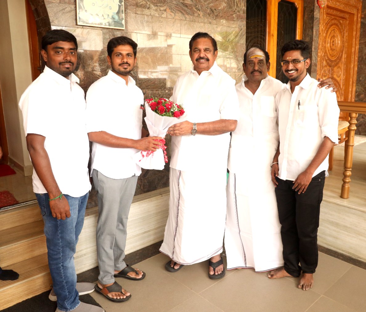 aathi_vse_arun's tweet photo. அதிமுக பொதுச்செயலாளர் திரு. எடப்பாடி K. பழனிசாமி அவர்களை அவரது சேலம் இல்லத்தில் நேரில் சந்தித்து வாழ்த்து பெற்றோம், உடன் அதிமுக ஈரோடு மாநகர் மாவட்டக் கழக செயலாளர் திரு. பெரியார் நகர் இரா. மனோகரன் அவர்கள். https://t.co/xrpmujrIVP