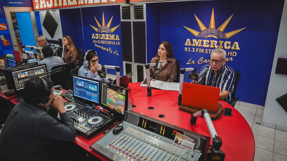 DASEAlcaldiaGye's tweet photo. #DASEEnMedios 📻
La gerente general de DASE EP, Cynthia Cruz, participó en @radioamericaof_ 93.3 FM, donde destacó el impacto de los Centros de Capacitación Continua como espacios de aprendizaje que generan oportunidades para los guayaquileños. https://t.co/pht3qJRYGy