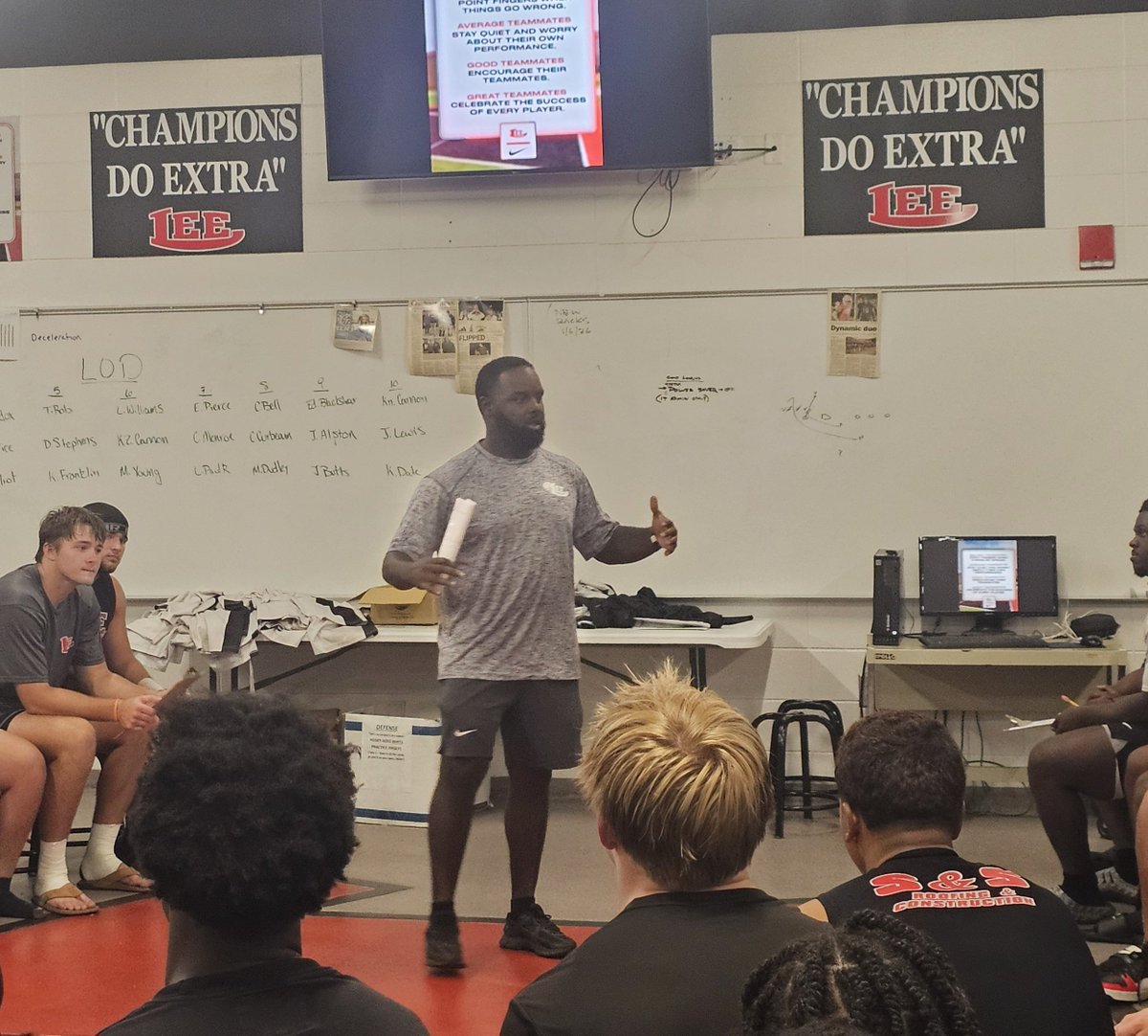 rockerlee229's tweet photo. Great messages to our team this morning from our @LCHSTrojans
Administration and @BullBarge &amp; @troy_chester1 https://t.co/kYIS2tW3rg