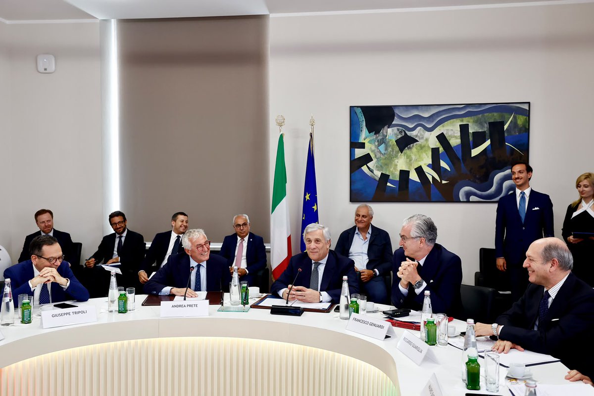 unioncamere's tweet photo. Il Ministro Tajani firma l’accordo Maeci–Unioncamere per rafforzare il sostegno all’#internazionalizzazione delle imprese https://t.co/JLWlph05PK
Oggi alle ore 16.30 il ministro degli Esteri @Antonio_Tajani ha firmato con il presidente di #Unioncamere, Andrea Prete, presso l'@ItalyMFA , un accordo quadro volto a rafforzare la collaborazione tra il MAECI e il #sistemacamerale a sostegno dell’internazionalizzazione delle #imprese italiane. L’intesa è finalizzata a riconoscere Unioncamere tra gli attori del Sistema Italia per la crescita dell’#export e punta a coinvolgere un numero sempre maggiore di imprese nei percorsi di accesso e consolidamento sui mercati esteri, valorizzando la capillare presenza delle #cameredicommercio sul territorio e la rete delle #CCIE. Unioncamere metterà a disposizione la propria conoscenza del tessuto produttivo nazionale e delle vocazioni all’export dei territori, mentre il Ministero coinvolgerà il sistema camerale nelle missioni istituzionali ed economiche e nei programmi di promozione dell’internazionalizzazione. L’Accordo Quadro tra il MAECI e Unioncamere è finalizzato a rafforzare la collaborazione tra il Ministero e il sistema camerale per sostenere l’internazionalizzazione delle imprese italiane, favorendo l’aumento del numero delle imprese esportatrici e lo sviluppo e il
consolidamento della loro presenza sui mercati esteri. L’Intesa riconosce inoltre Unioncamere tra gli attori del Sistema Italia per la crescita dell’internazionalizzazione, rafforzandone il coinvolgimento nell’attuazione delle iniziative promosse dal MAECI a sostegno dell’export. Unioncamere, quale ente di rappresentanza e coordinamento del sistema camerale, costituisce un punto di raccordo fondamentale con il tessuto imprenditoriale nazionale. Nell’ambito delle attività di internazionalizzazione opera anche attraverso @PromosItalia e altre agenzie strumentali e aziende speciali collegate alle Camere di commercio italiane, e, in raccordo con Assocamerestero e la sua rete delle Camere di commercio Italiane all’Estero, contribuisce all’accompagnamento delle imprese con una filiera di servizi che va dalla preparazione delle aziende, all'effettiva realizzazione delle iniziative di export fino alla presenza costante sui mercati esteri. L’Intesa definisce un quadro stabile di collaborazione tra le Parti nei principali ambiti di sostegno all’internazionalizzazione delle imprese. In particolare, essa prevede che Unioncamere metta a disposizione del MAECI la conoscenza del sistema produttivo nazionale e delle vocazioni all’export dei territori, promuova presso le imprese le opportunità di internazionalizzazione e assicuri il raccordo delle attività svolte dal sistema camerale, anche attraverso Promos Italia e la rete delle CCIE. Il MAECI, dal canto suo, si impegna a mettere a disposizione del sistema camerale i propri strumenti e programmi per l’internazionalizzazione e a coinvolgere Unioncamere nelle missioni istituzionali ed economiche e nei programmi rivolti alle imprese. Alla firma hanno preso parte, oltre al segretario generale di Unioncamere, Giuseppe Tripoli, il presidente di Assocamerestero, @mariopozzatv, rappresentanti di @ITAtradeagency, @SIMEST, @SACEgroup e @GruppoCDP e, in collegamento da remoto, le Camere di commercio italiane e italiane all'estero.