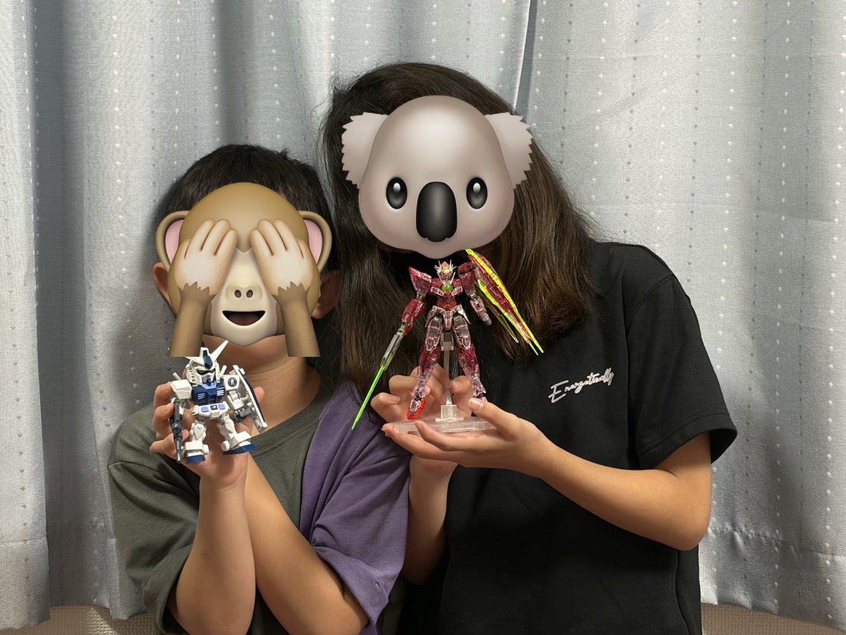 hatoto_'s tweet photo. 我が家の夏休みガンプラ教室　

SDCS ガンダム ガンべカラー

RG ダブルオークアンタ トランザムクリア

小6女子にはRG早いかな？と思ってたけど、頑張ってみる！との事で挑戦させてみたら、案外上手に作ってくれました✨
たまにお手伝いする程度。
小2男児は…まぁね…うん…って感じw

 #ガンプラ https://t.co/7Nl11ZxlhT