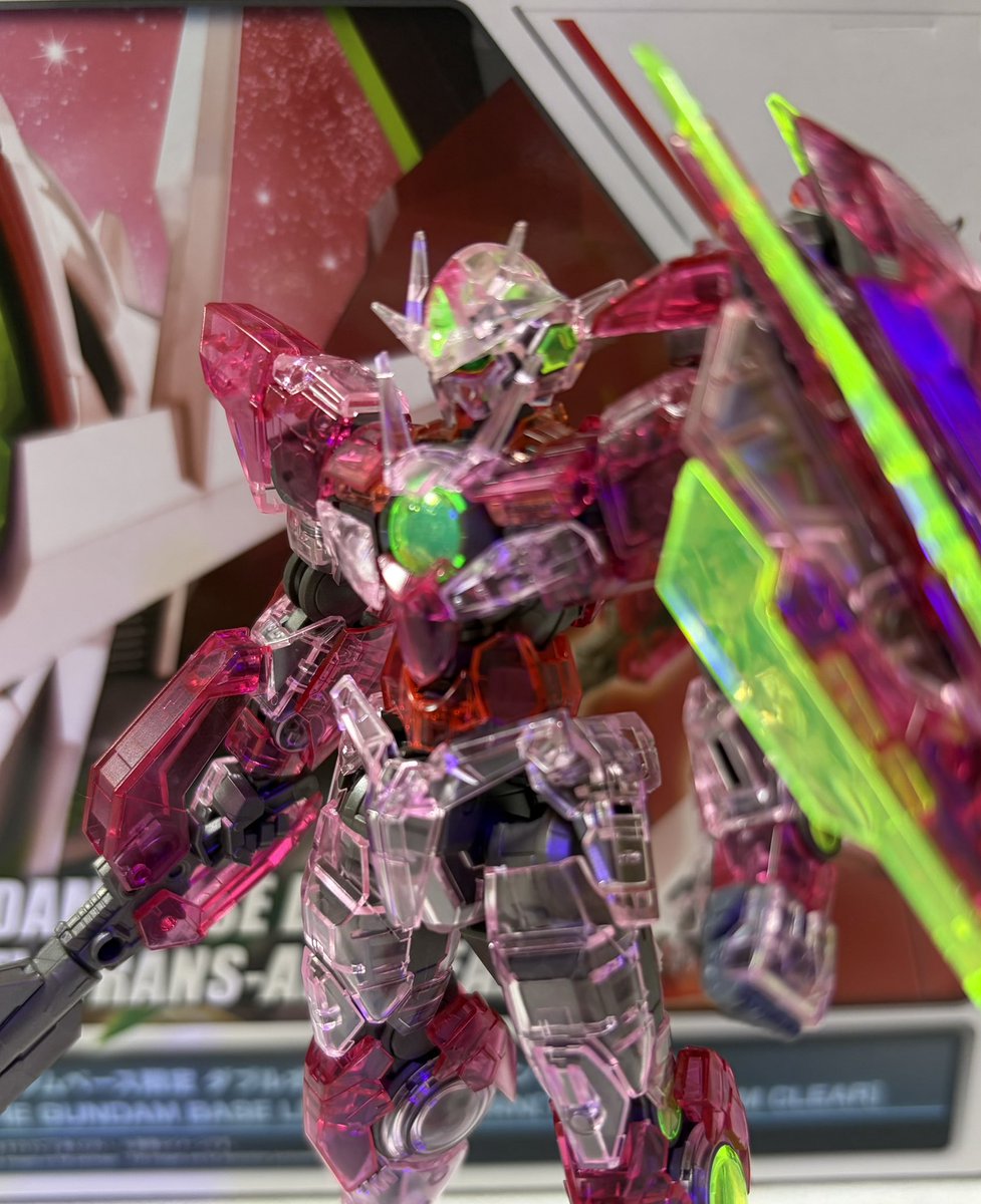 hatoto_'s tweet photo. 我が家の夏休みガンプラ教室　

SDCS ガンダム ガンべカラー

RG ダブルオークアンタ トランザムクリア

小6女子にはRG早いかな？と思ってたけど、頑張ってみる！との事で挑戦させてみたら、案外上手に作ってくれました✨
たまにお手伝いする程度。
小2男児は…まぁね…うん…って感じw

 #ガンプラ https://t.co/7Nl11ZxlhT